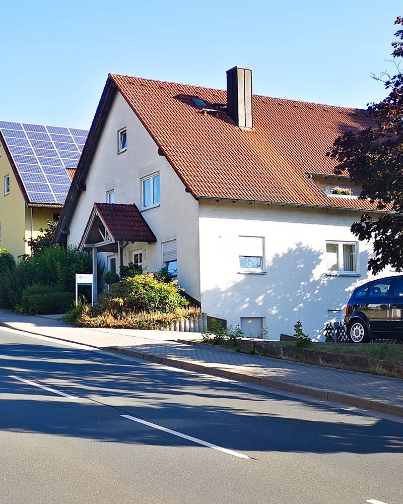 Aussenansicht der Hausarztpraxis an der Bayreuther Straße in Heinersreuth